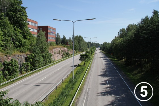 ケイラニエミ・トンネル（Keilaniemi Tunnel） - 2010年の高速道路101号線の状況。高速道路が東西を分断していることが理解できる。この写真の先の部分がトンネル化された。