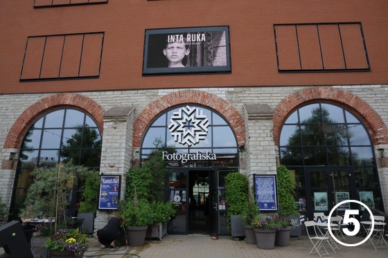 テリスキヴィ・クリエイティブ・シティ（Telliskivi Loomelinnak） - 写真美術館「Fotografiska Tallinn」。旧工業施設を改修して2019年に開館し、テリスキヴィを代表する文化施設の一つとなっている。