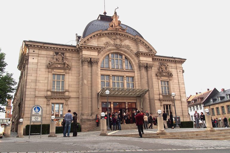 人口11万人のフュルト（バイエルン州）の市営演劇場。約120年以上の歴史がある（筆者撮影）