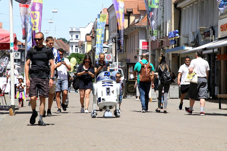 コミック関係の文化フェスティバルでは有名なロボットも闊歩（エアランゲン、2022年）（筆者撮影）