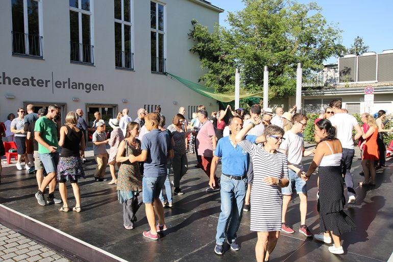 市街地でダンス。ドイツで社交ダンスはポピュラーな娯楽。地域のダンススクールと自治体による中心市街地活性化の取り組み（エアランゲン、2022年）（筆者撮影）