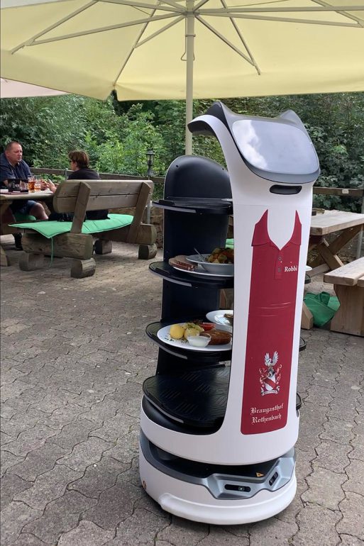 19世紀後半に創業した醸造所のレストランで使用されている配膳ロボット（アウフセス　バイエルン州　人口約1,300人）（筆者撮影）