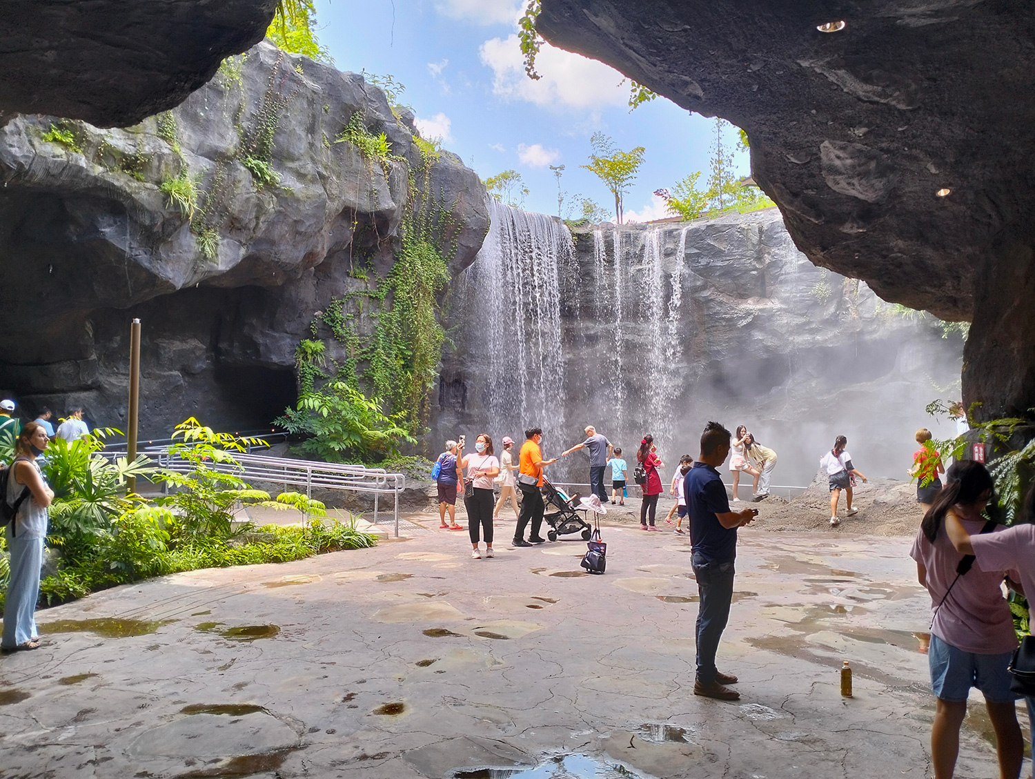 シンガポール動物園のエントランスを演出する巨大な洞窟と滝（筆者撮影）